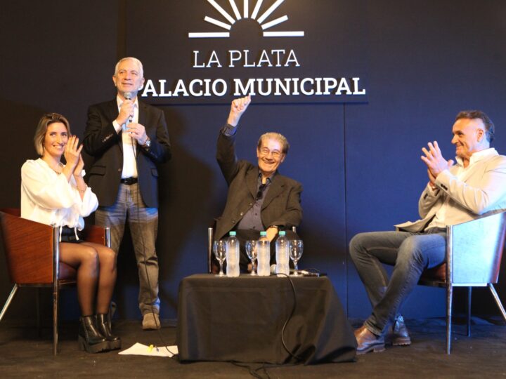 La Plata homenajeó a Maradona a 40 años del «Gol del Siglo» en un acto encabezado por Alak y Víctor Hugo Morales