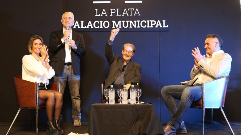 La Plata homenajeó a Maradona a 40 años del «Gol del Siglo» en un acto encabezado por Alak y Víctor Hugo Morales