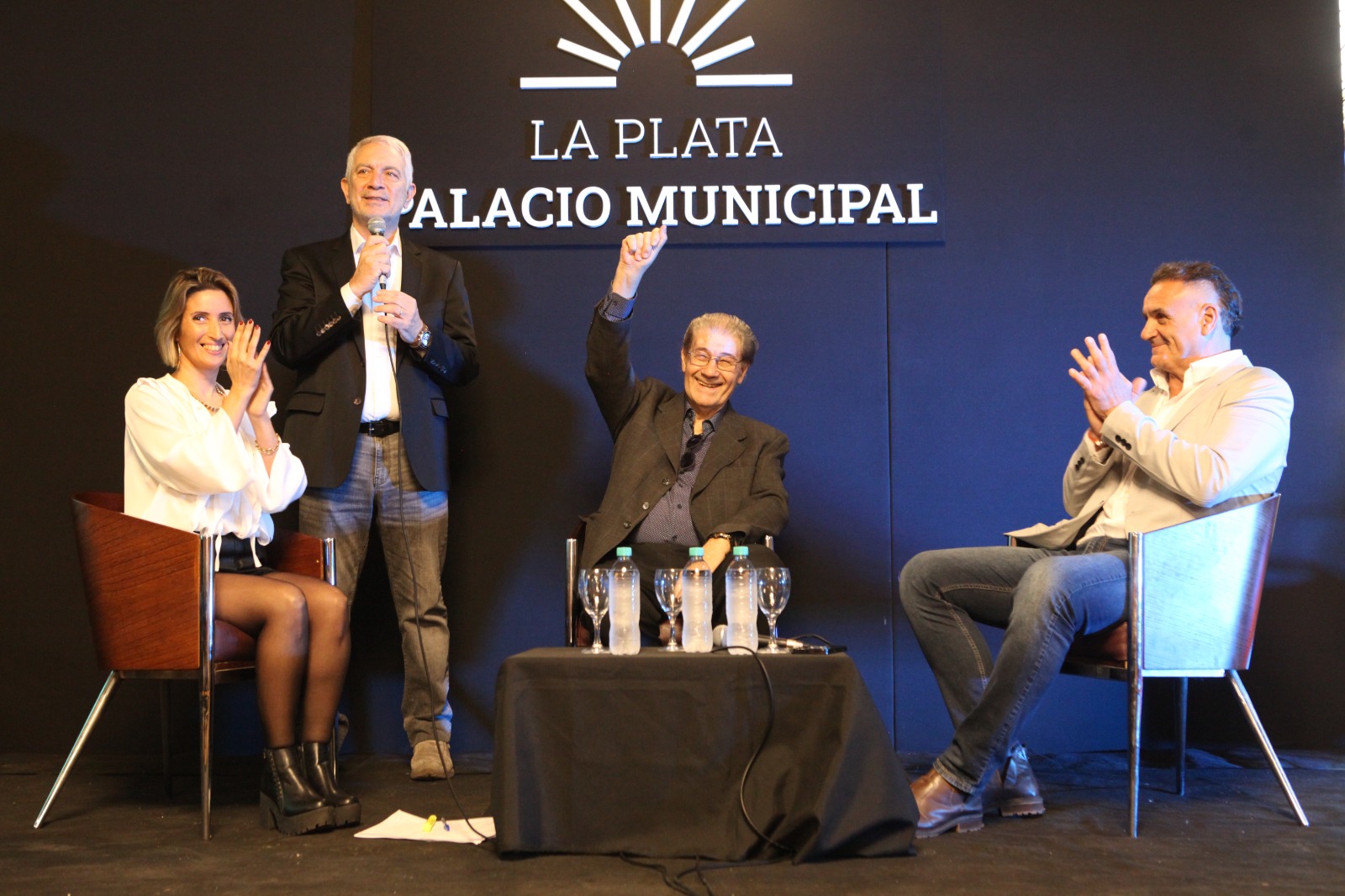 La Plata homenajeó a Maradona a 40 años del «Gol del Siglo» en un acto encabezado por Alak y Víctor Hugo Morales