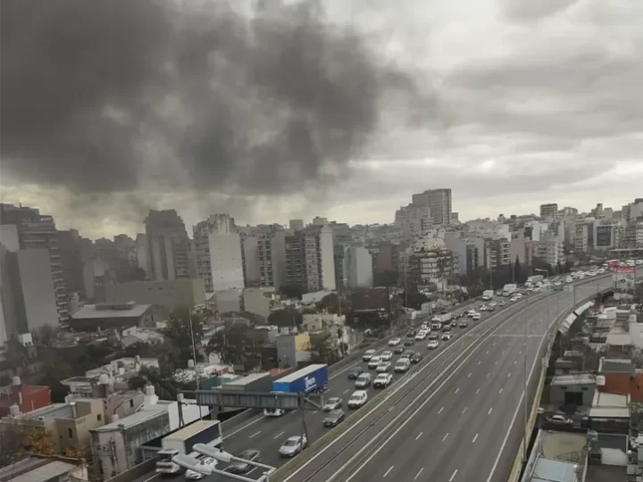 Se incendió un micro en la autopista 25 de Mayo: dos pasajeros hospitalizados por inhalación de humo