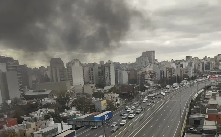 Se incendió un micro en la autopista 25 de Mayo: dos pasajeros hospitalizados por inhalación de humo