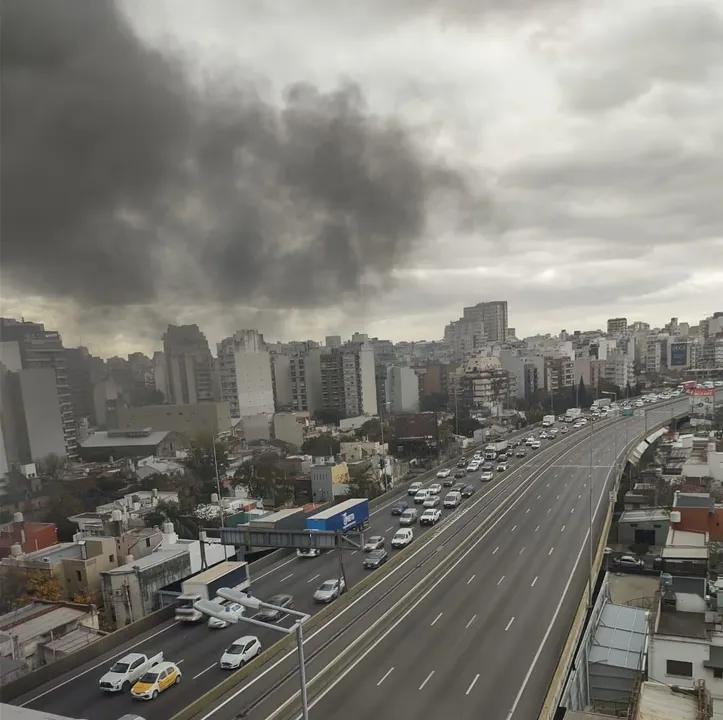 Se incendió un micro en la autopista 25 de Mayo: dos pasajeros hospitalizados por inhalación de humo