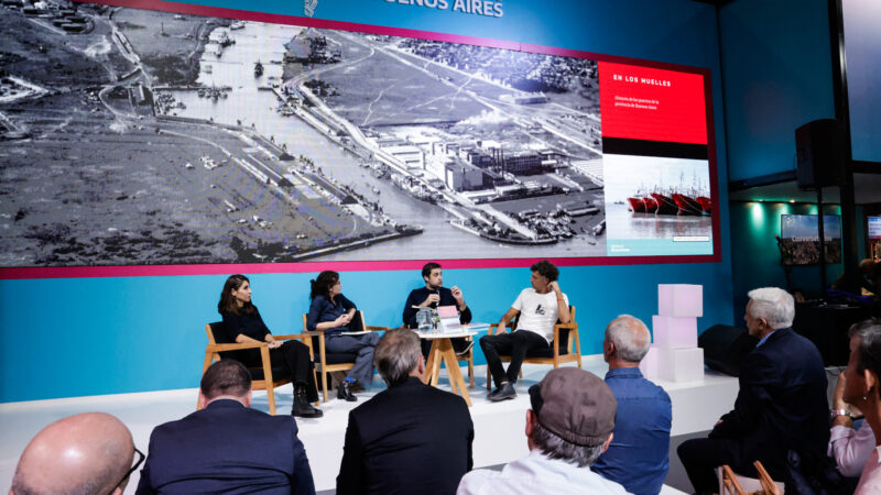 «En los muelles»: el libro que rescata la historia de los puertos bonaerenses se presentó en la Feria del Libro