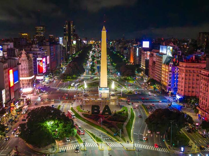 El Obelisco cumple 90 años y lo festeja a lo grande: con música, shows de mapping y artistas itinerantes.