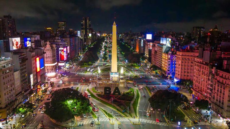 El Obelisco cumple 90 años y lo festeja a lo grande: con música, shows de mapping y artistas itinerantes.