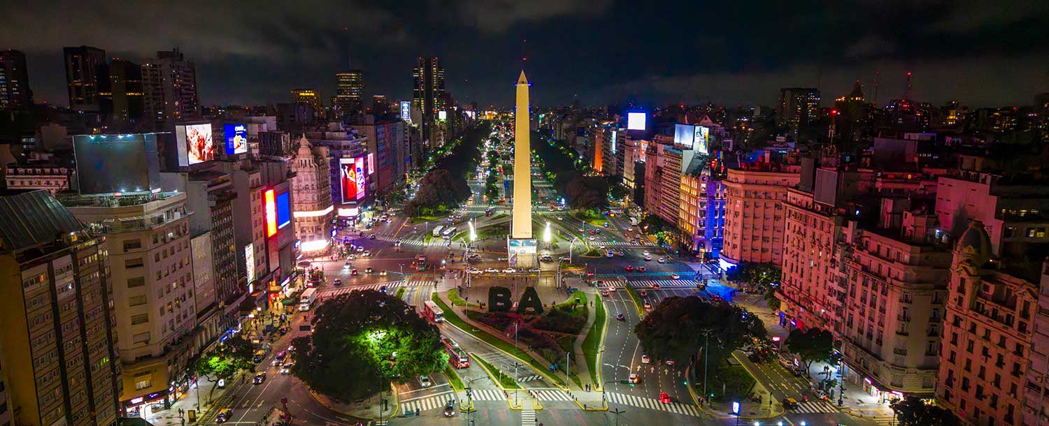 El Obelisco cumple 90 años y lo festeja a lo grande: con música, shows de mapping y artistas itinerantes.