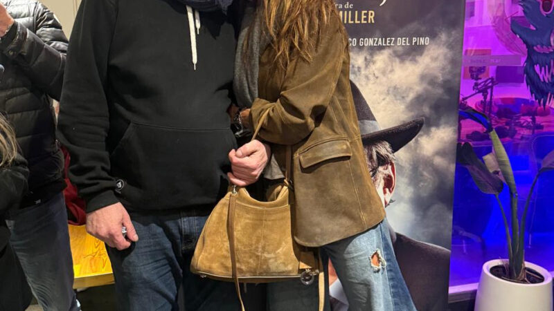 Noche de gala en el teatro: Juliana Awada visitó el estreno de «La muerte de un viajante»