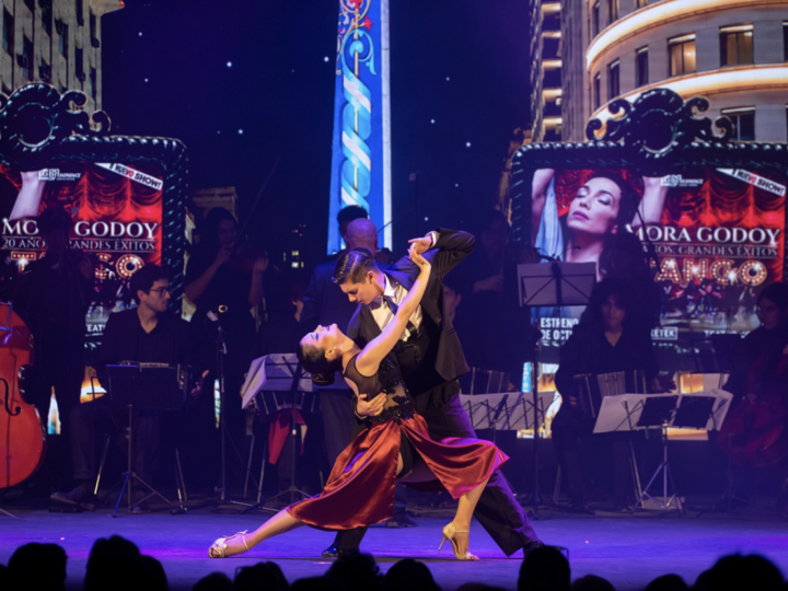 Mora Godoy brilló en una histórica noche de reinauguración del Teatro Santa María
