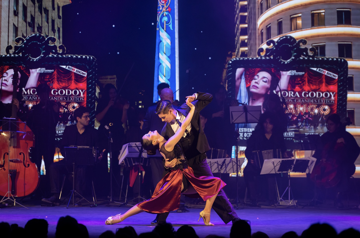 Mora Godoy brilló en una histórica noche de reinauguración del Teatro Santa María