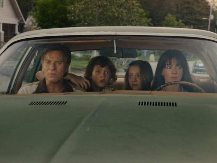 Anne Hathaway y Ewan McGregor protagonizan «El Final de la Calle Oak», la nueva y misteriosa apuesta de Warner Bros.
