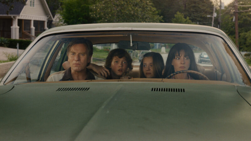 Anne Hathaway y Ewan McGregor protagonizan «El Final de la Calle Oak», la nueva y misteriosa apuesta de Warner Bros.