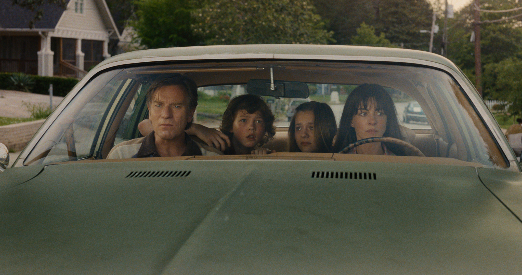 Anne Hathaway y Ewan McGregor protagonizan «El Final de la Calle Oak», la nueva y misteriosa apuesta de Warner Bros.