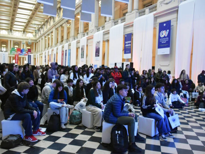 Éxito total en el Pasaje Dardo Rocha: miles de estudiantes secundarios participaron de la Expo UCALP 2026