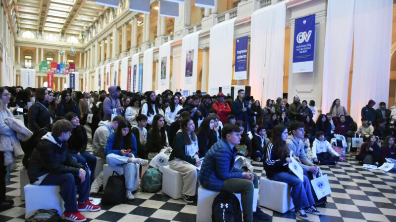 Éxito total en el Pasaje Dardo Rocha: miles de estudiantes secundarios participaron de la Expo UCALP 2026