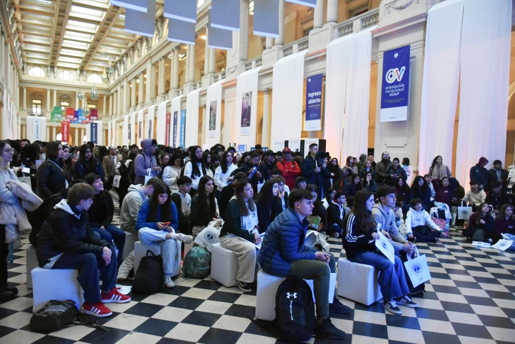 Éxito total en el Pasaje Dardo Rocha: miles de estudiantes secundarios participaron de la Expo UCALP 2026