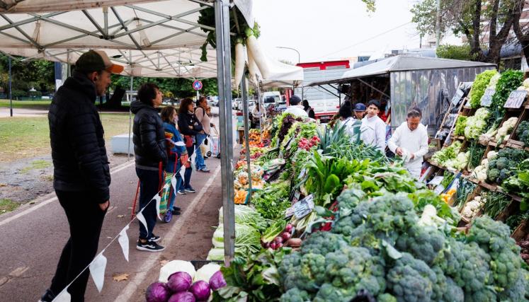 Guía de ahorro: cómo aprovechar el 30% de descuento en las ferias itinerantes de CABA