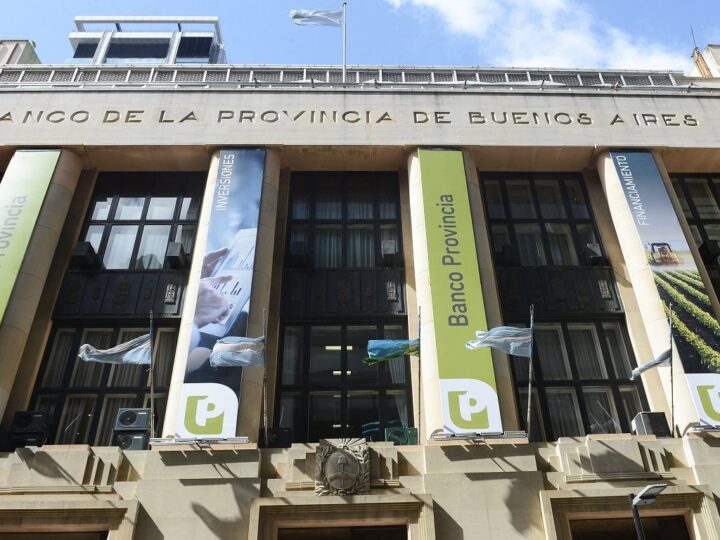 Sin propuesta salarial inmediata,  Kicillof busca aliviar el bolsillo estatal con créditos blandos del BAPRO