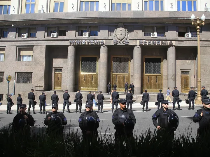 Alerta en el Palacio de Hacienda: evacuaron el Ministerio de Economía por una amenaza de bomba