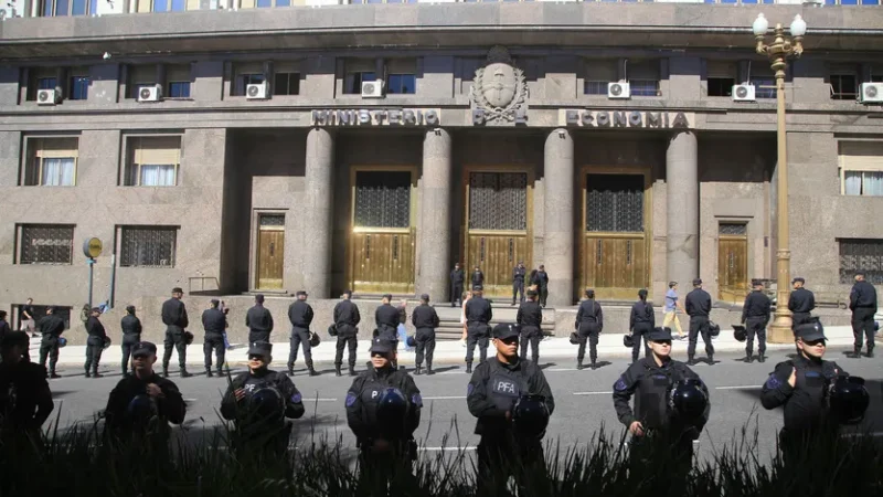 Alerta en el Palacio de Hacienda: evacuaron el Ministerio de Economía por una amenaza de bomba
