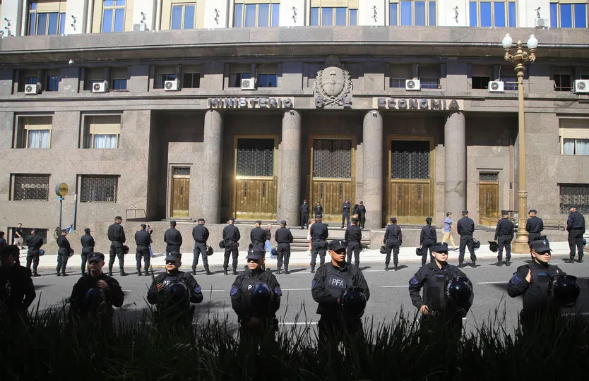 Alerta en el Palacio de Hacienda: evacuaron el Ministerio de Economía por una amenaza de bomba