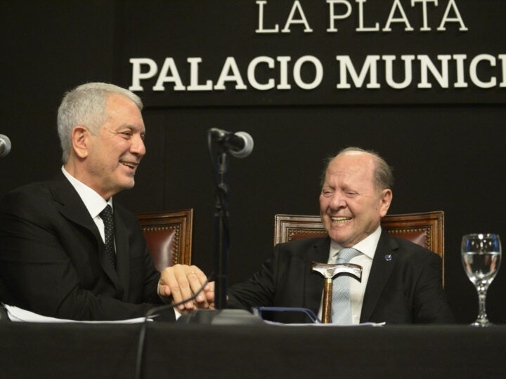 Homenaje en La Plata: Julio Alak entregó la distinción de Ciudadano Ilustre al periodista Raúl Kraiselburd