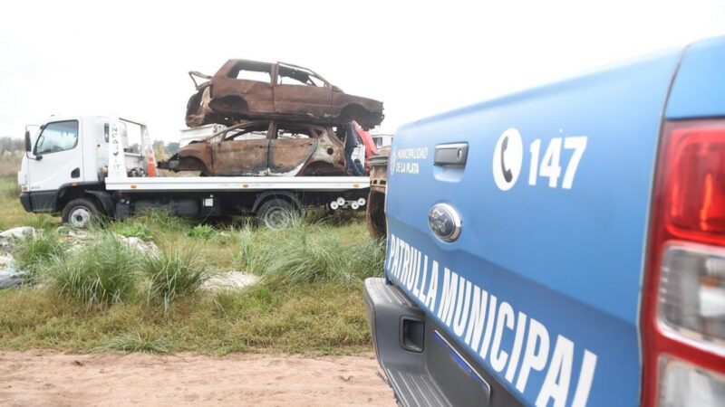 En La Plata siguen retirando autos abandonas en la vía pública