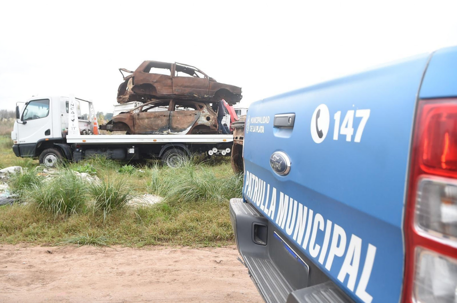 En La Plata siguen retirando autos abandonas en la vía pública