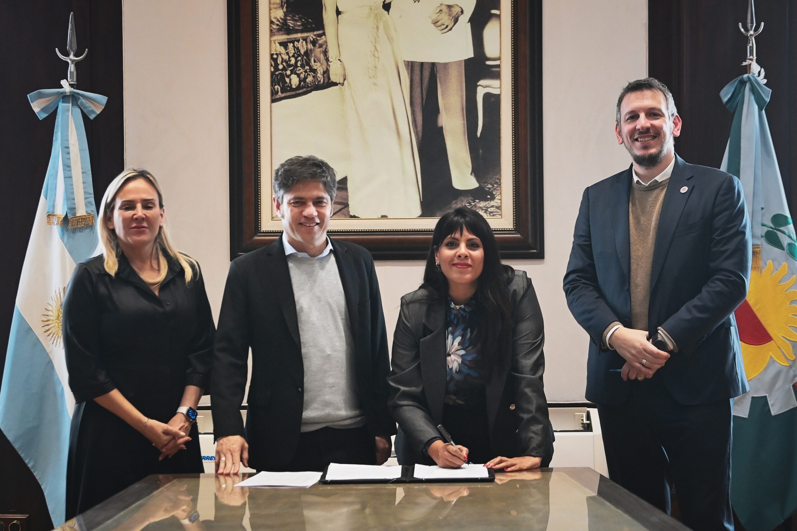 Kicillof y Cuattromo firmaron con intendentes contratos de leasing por más de $14.179 millones