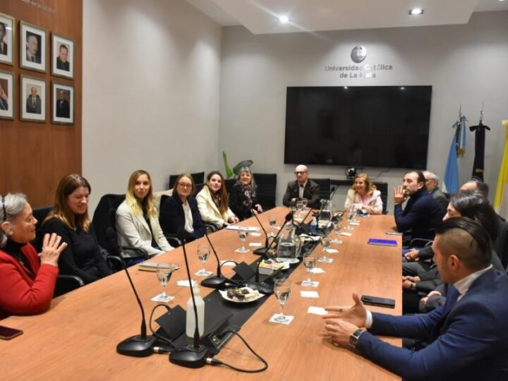 Innovación habitacional: la UCALP y la Provincia firman un convenio para impulsar viviendas intergeneracionales