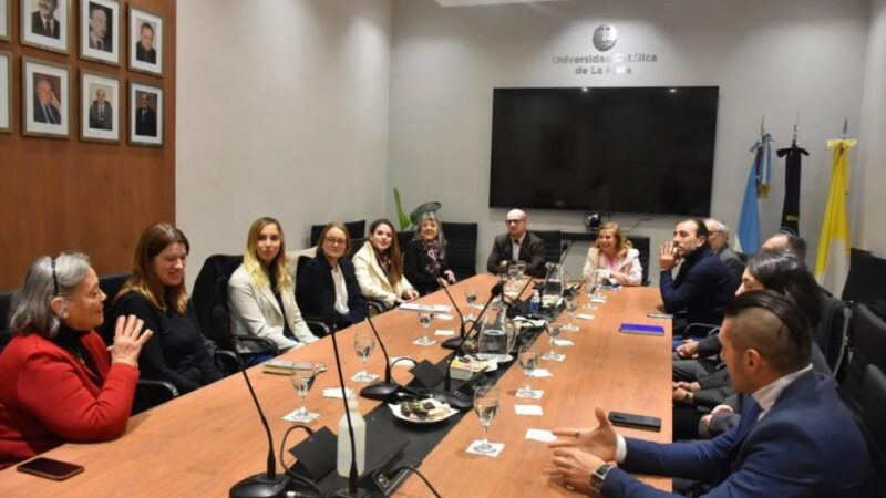 Innovación habitacional: la UCALP y la Provincia firman un convenio para impulsar viviendas intergeneracionales