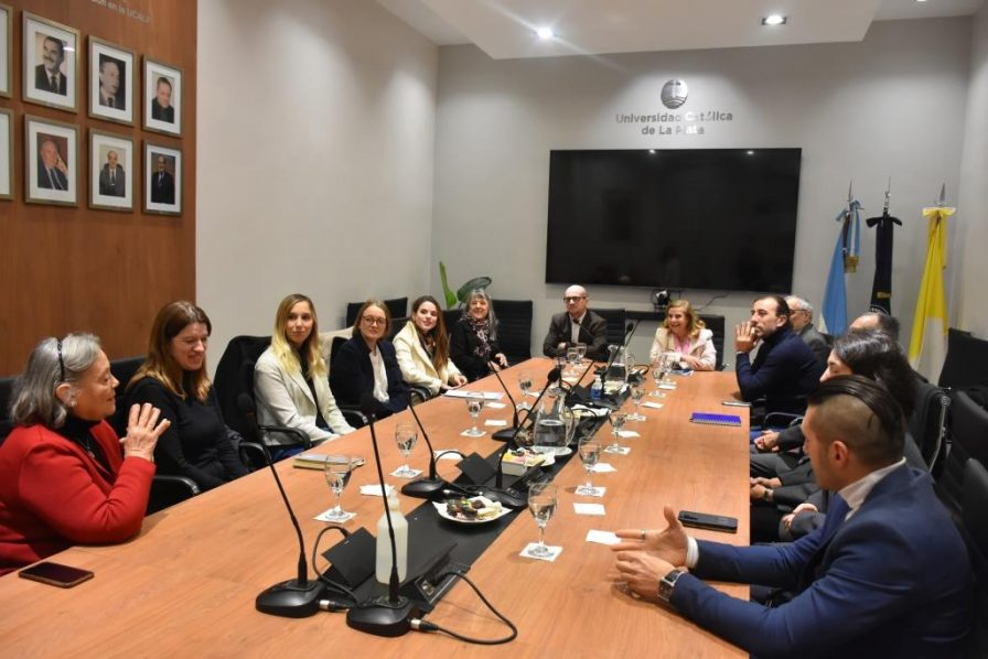 Innovación habitacional: la UCALP y la Provincia firman un convenio para impulsar viviendas intergeneracionales