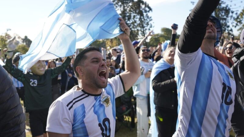 Festejos multitudinarios en Palermo y Chacarita tras la épica clasificación argentina