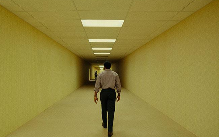 Terror en salas: A24 estrena la versión extendida de «Backrooms: Sin salida» con escenas inéditas