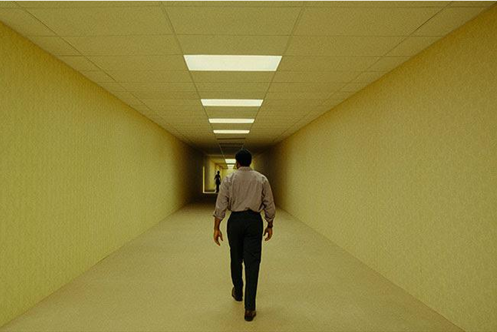 Terror en salas: A24 estrena la versión extendida de «Backrooms: Sin salida» con escenas inéditas