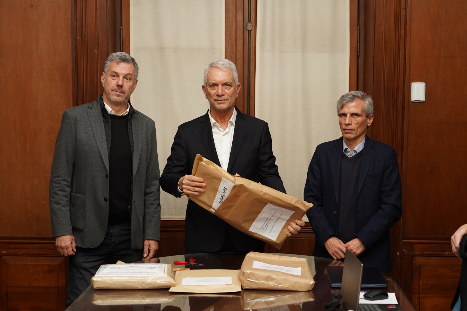 La Plata: Alak encabezó la apertura de sobres para reparar las cubiertas del Palacio Municipal