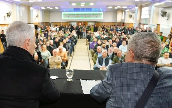 Unidad Nacional y producción: Duhalde presentó «Memorias del Incendio» junto a Julio Alak