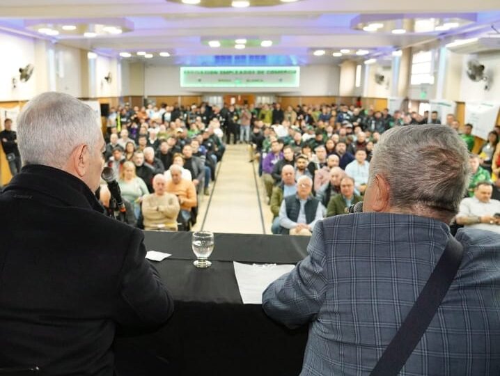 Unidad Nacional y producción: Duhalde presentó «Memorias del Incendio» junto a Julio Alak