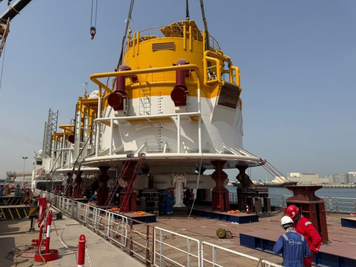 YPF: las monoboyas del VMOS cruzaron el estrecho de Ormuz y avanzan hacia Punta Colorada