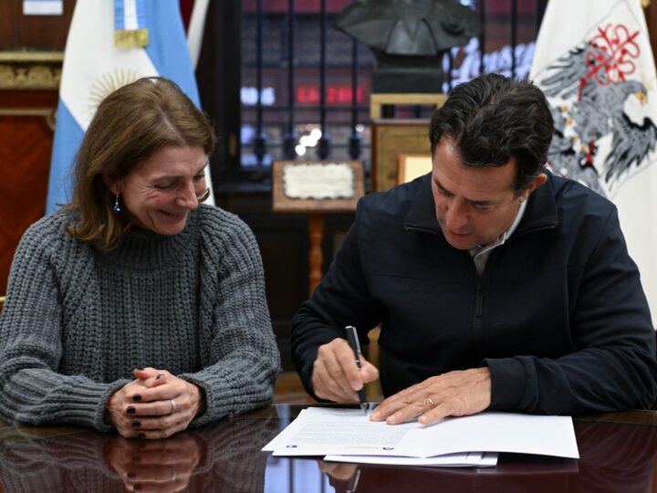 Christian Gribaudo encabezó la firma de un acuerdo entre la Legislatura y FLACSO para la formación del personal