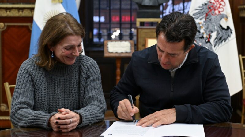 Christian Gribaudo encabezó la firma de un acuerdo entre la Legislatura y FLACSO para la formación del personal