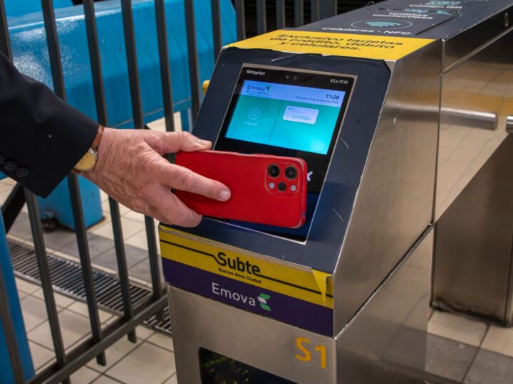 Simplifican el trámite para que jubilados, pensionados y retirados de las FFAA viajen gratis en el subte