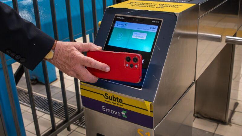 Simplifican el trámite para que jubilados, pensionados y retirados de las FFAA viajen gratis en el subte