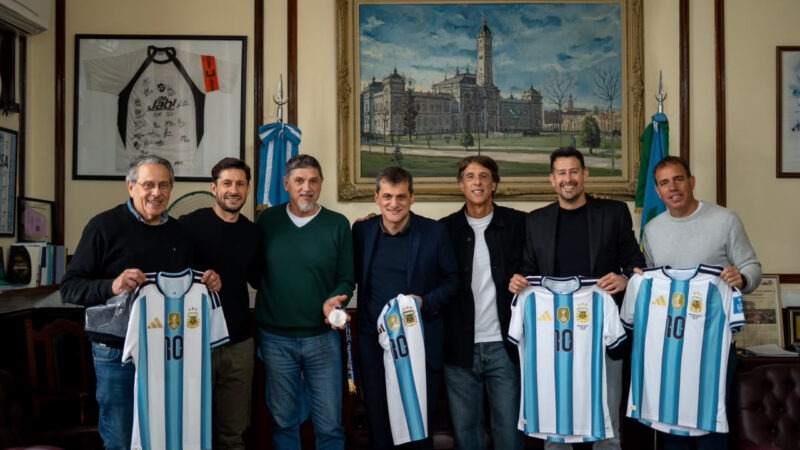 La Municipalidad recibió a los platenses del cuerpo técnico de la Selección Argentina