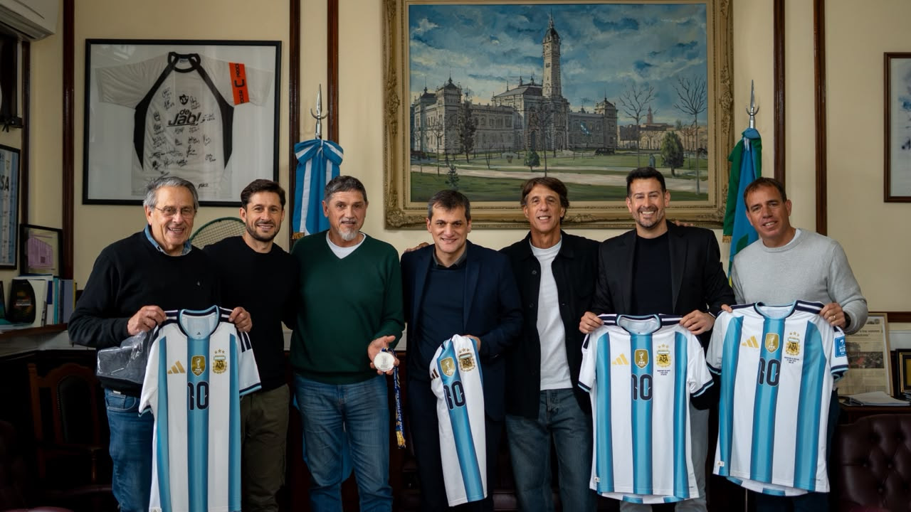 La Municipalidad recibió a los platenses del cuerpo técnico de la Selección Argentina