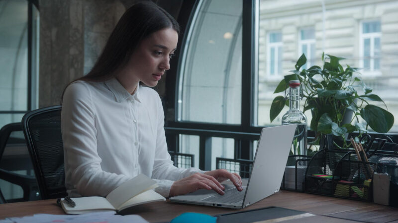 Fin a los falsos mitos: qué hábitos dañan realmente la batería de tu laptop y cómo protegerla