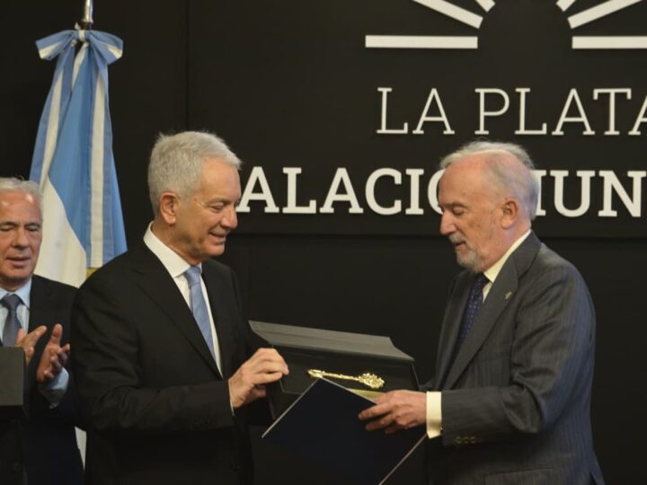 La Plata: Alak distinguió al director de la Real Academia Española