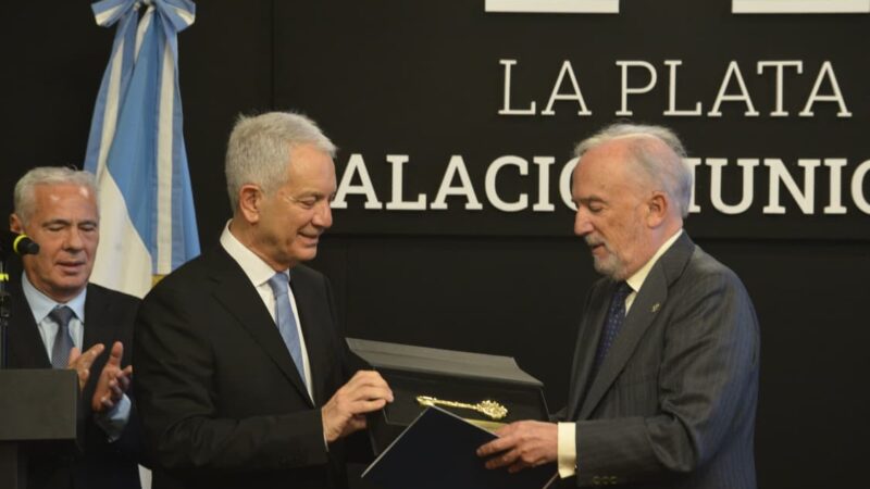 La Plata: Alak distinguió al director de la Real Academia Española