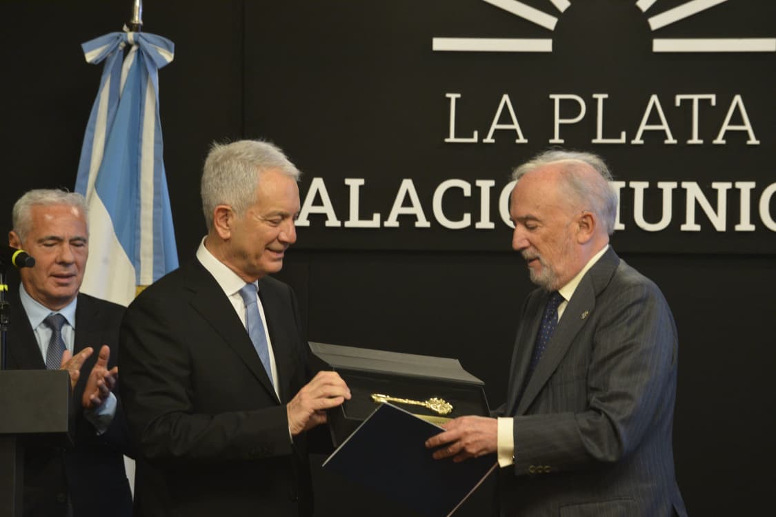 La Plata: Alak distinguió al director de la Real Academia Española