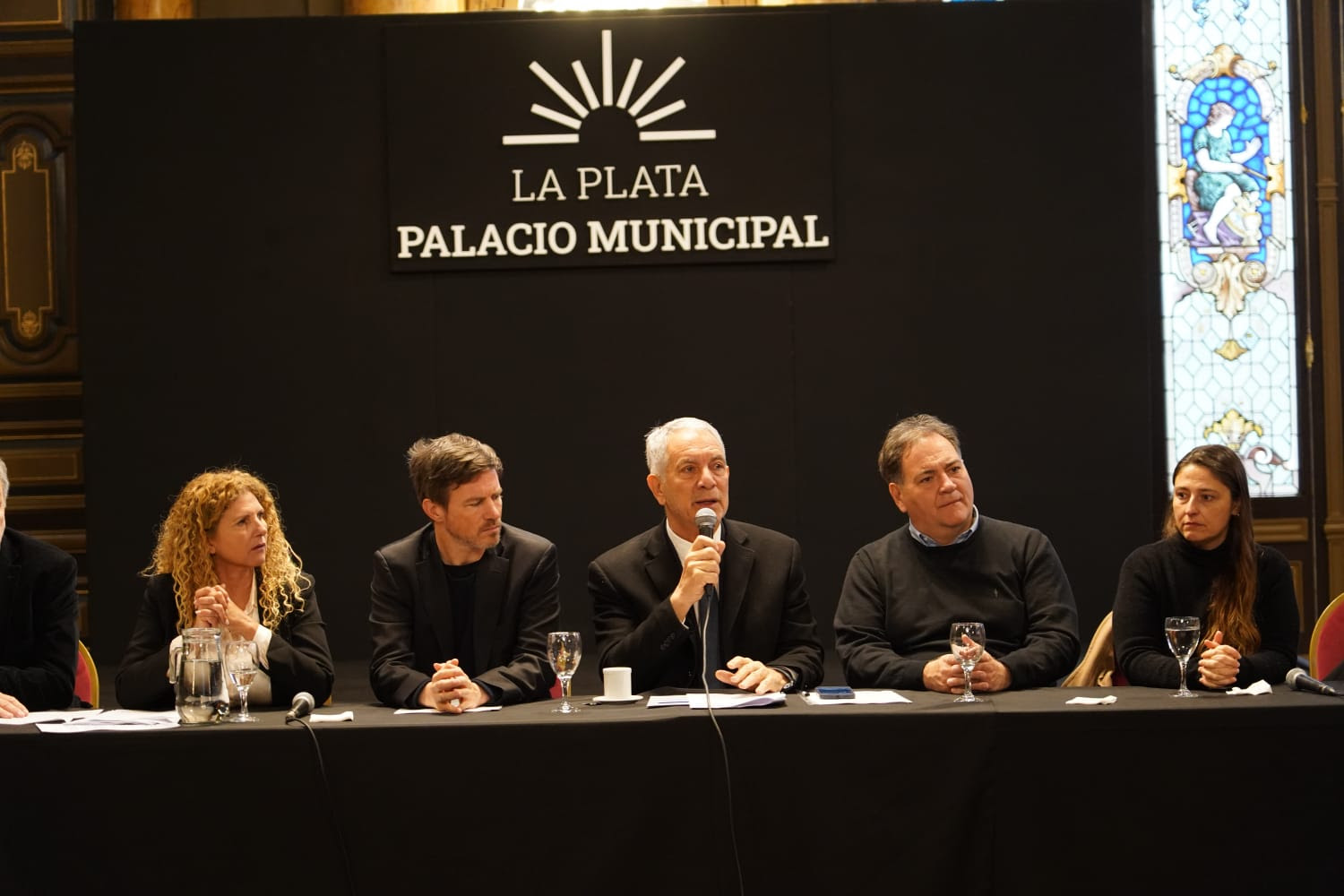 Alak presentó un plan para modernizar el aeropuerto de La Plata