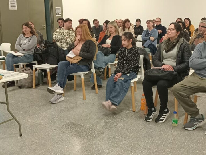 La UCALP y La Plata capacitan a referentes comunitarios para fortalecer la prevención de adicciones